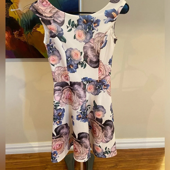 Floral dress - Picture 3 of 7